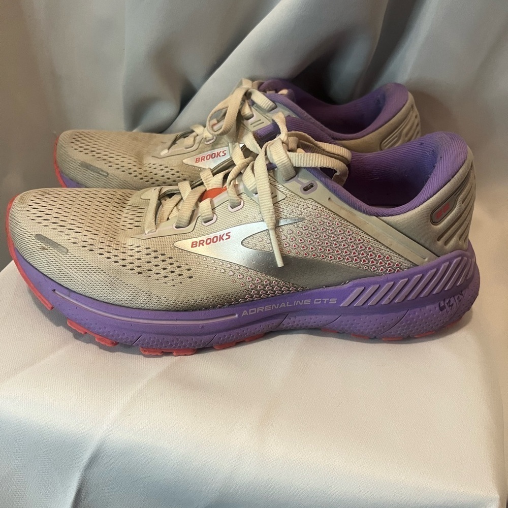 Brooks Adrenaline GTS 22 Women's Running Shoes - Cream and Purple - Picture 5 of 11